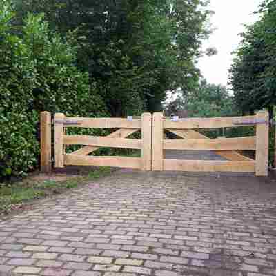 Enkele eikenhouten poort van massief eikenhout bij een ingang