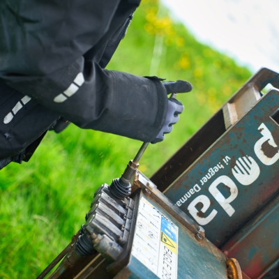 Monteur werkt met een Poda-machine tijdens de montage van een omheining.