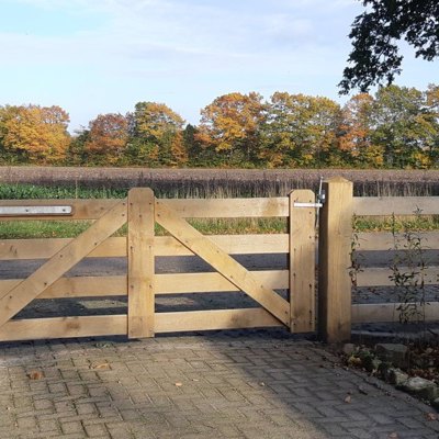 Dubbele eikenhouten poort geplaatst bij een landweg